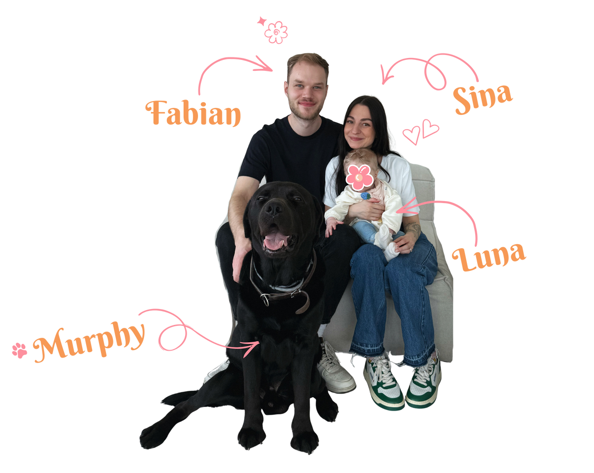 Sina und Fabian mit Luna und Murphy – Freigestelltes Familienbild mit rosa und orangefarbenen FabSi-Details.