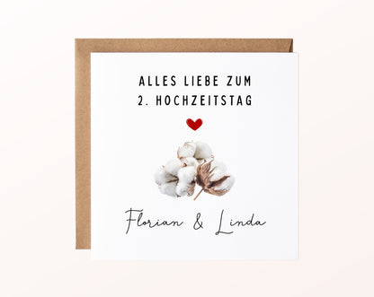 Karte zum 2. Hochzeitstag mit Baumwollzweig, rotem Herz und Kraftpapierumschlag