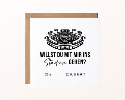 Gutscheinkarte „Ins Stadion gehen“ mit Fußballstadion und Kraftpapierumschlag