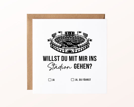 Gutscheinkarte „Ins Stadion gehen“ mit Fußballstadion und Kraftpapierumschlag