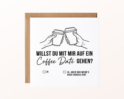 Gutscheinkarte „Coffee Date“ mit Kaffeebechern und Kraftpapierumschlag