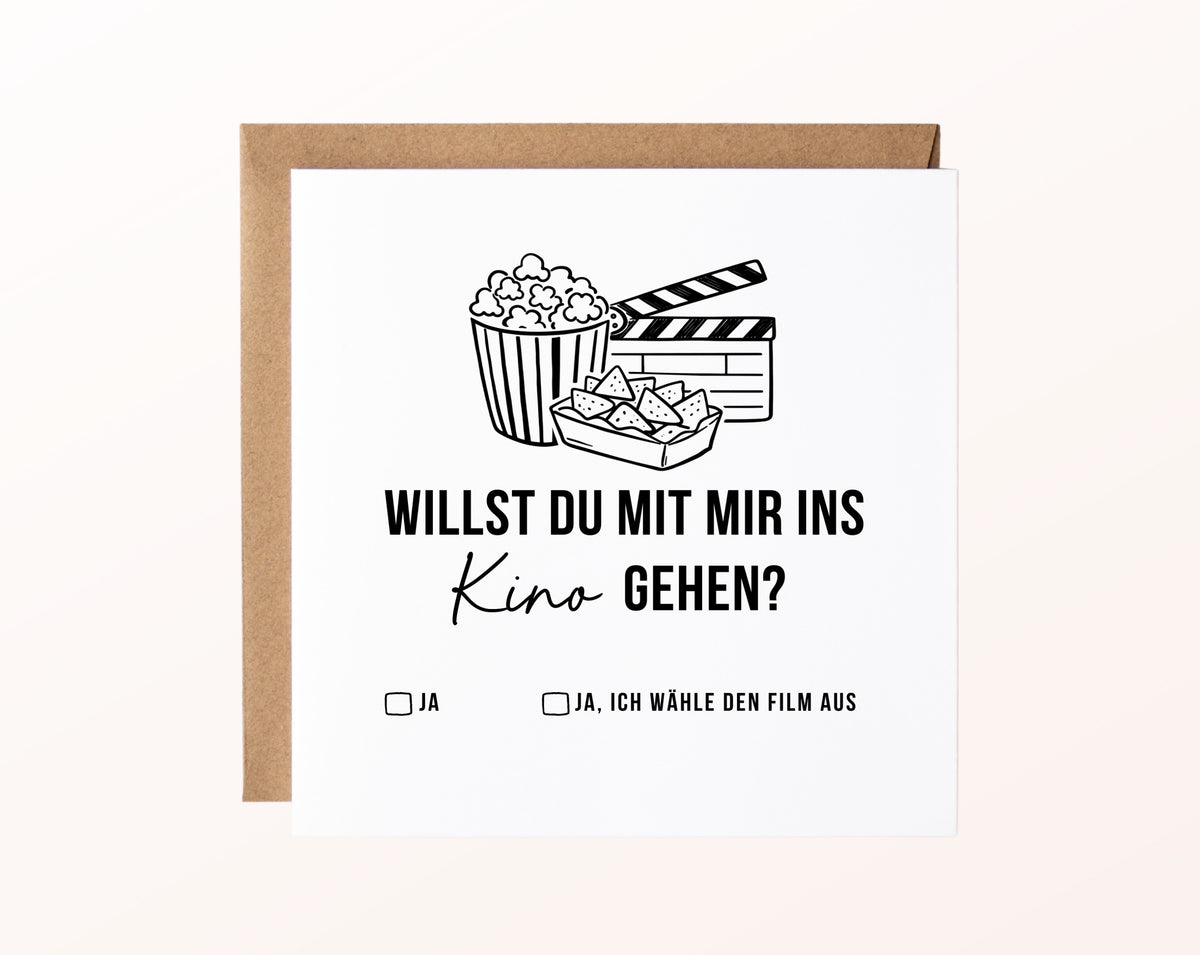 Gutscheinkarte „Ins Kino gehen“ mit Popcorn und Filmklappe und Kraftpapierumschlag