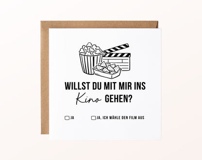 Gutscheinkarte „Ins Kino gehen“ mit Popcorn und Filmklappe und Kraftpapierumschlag