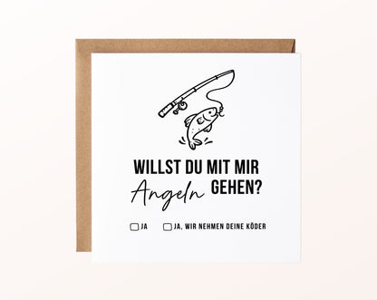Gutscheinkarte „Angeln gehen“ mit Angel und Fisch und Kraftpapierumschlag